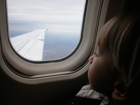 Bambini troppo fastidiosi durante i voli aerei: si lamentano molti passeggeri