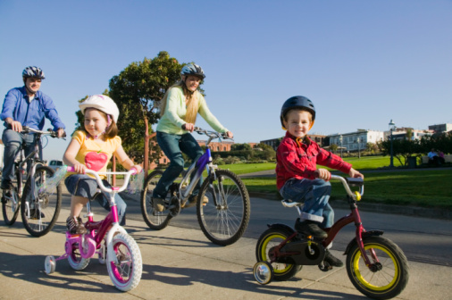 In bici senza rotelle, i bambini imparano sempre più tardi