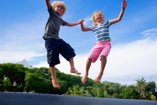 I tappeti elastici per bambini sono pericolosi: i consigli dei pediatri