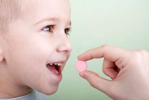 Curare i bambini con gli antibiotici: gli italiani sbagliano le somministrazioni
