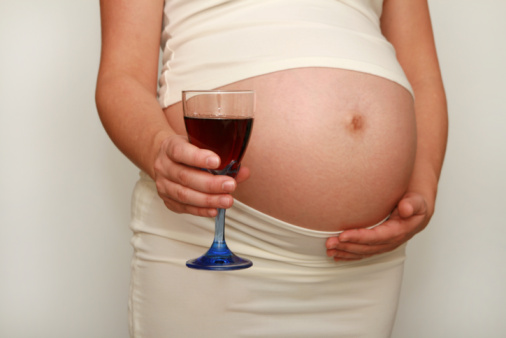 Alcol in gravidanza, quoziente intellettivo più basso per il nascituro anche per piccoli sorsi?