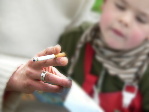 Il fumo passivo respirato dai bambini è più pericoloso del 30 percento