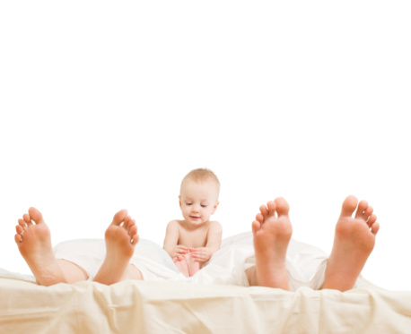 Dormire con il bebè abbassa il livello di testosterone nei papà