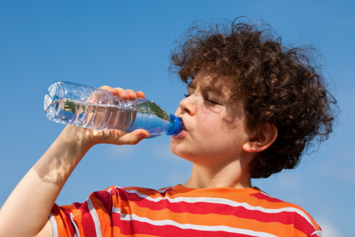 Bere acqua combatte sovrappeso bambini