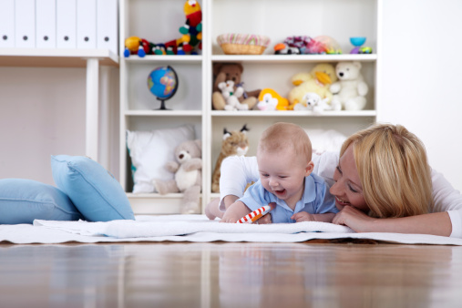 Rapporto madre-bambino, i bambini sono più legati alla mamma se ha fantasia