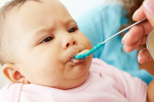 Dare bebè cibo adulti potrebbe provocare malattie