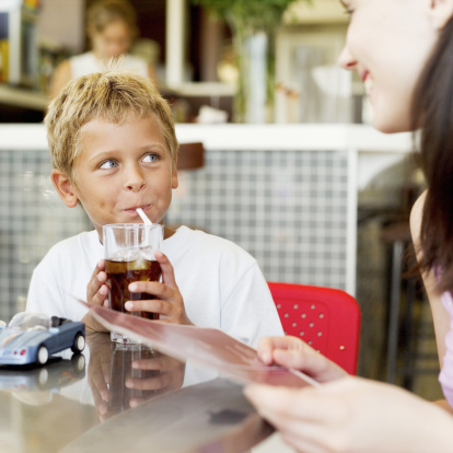 Bambini adolescenti bevono troppi energy drink