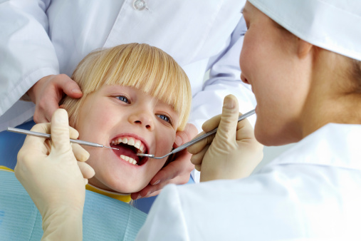 Apparecchio denti bambini: costa troppo, il 40% non lo mette