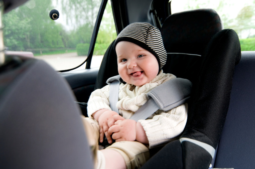 Bambini in auto: l'importanza del seggiolino e della cintura