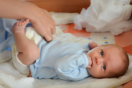 Sul wc già da neonati: la nuova moda no pannolini