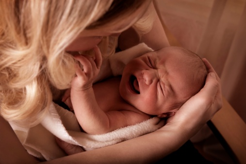 Perchè bambini non piangono braccio mamma