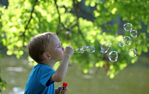 Giochi estivi per bambini all'aperto ed in casa, provate con l'acqua