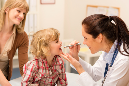 Salute bambini famiglie italiane riducono visite mediche crisi