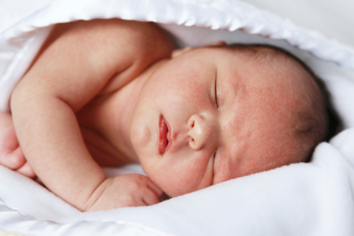 Cosa fare se il neonato non dorme per il caldo