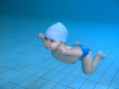 bambino fa nuoto