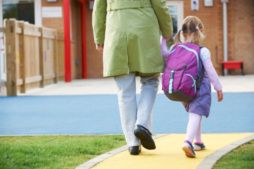 Bambina va a scuola