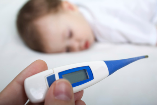 Come curare la febbre nei bambini? Le nuove linee guida