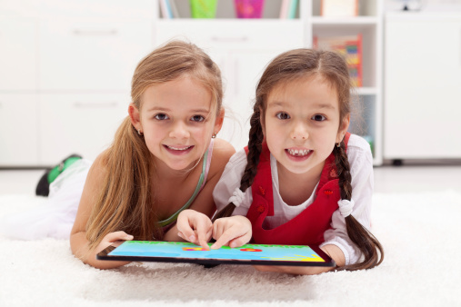 Bambini tecnologia piccoli amano tablet
