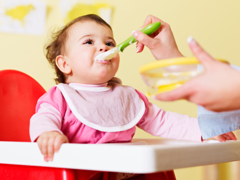 Rischio celiachia maggiore se bambino assaggia glutine dopo sei mesi