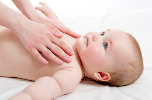 benefici massaggio neonatale