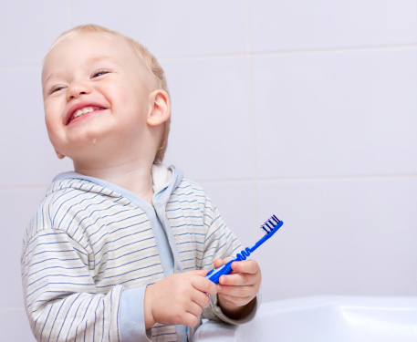 Carie nei bambini, il dentifricio è sufficiente