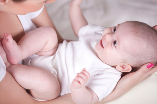 I neonati sorridono e comunicano già a un mese di vita