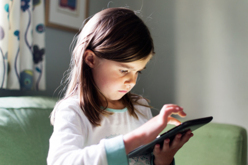Smartphone e tablet, ecco perché fanno male ai bambini