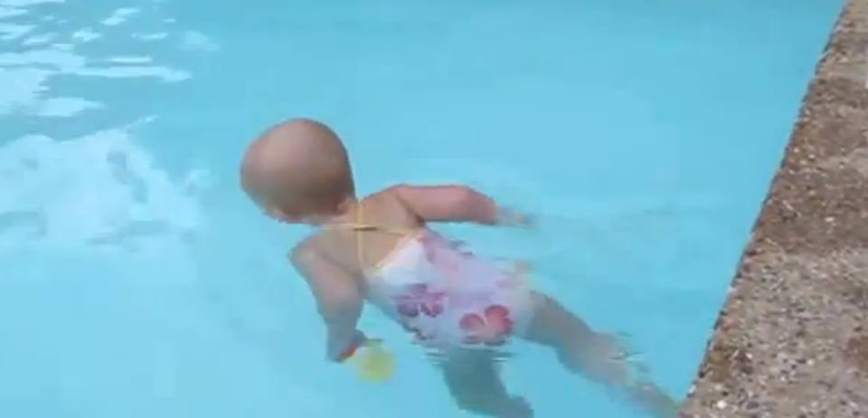 Bambina nuota a 16 mesi, ecco il video che ha fatto discutere