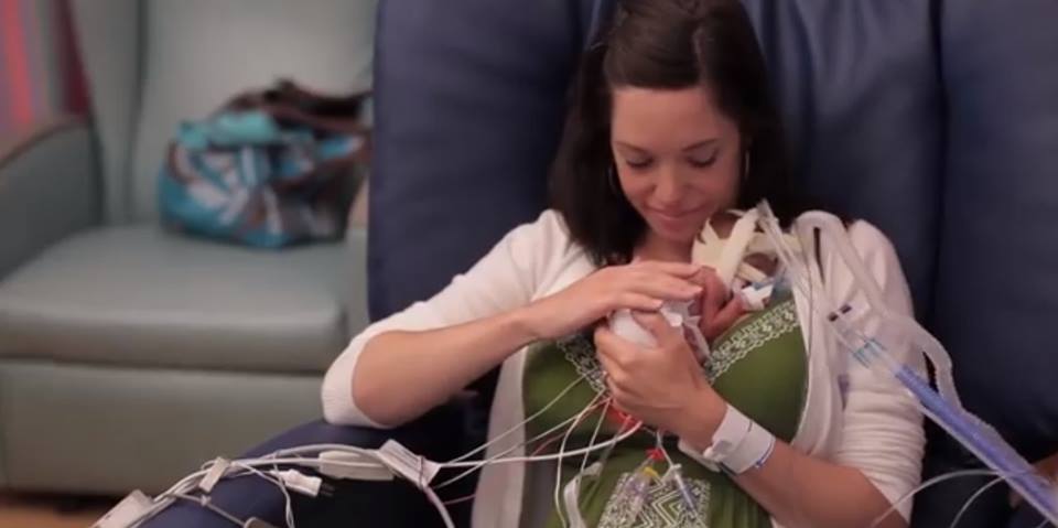 Bambino nato prematuro, il video che ha commosso il web