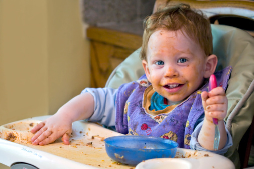 Bambini imparano nomi cibi grazie pasticci seggiolone