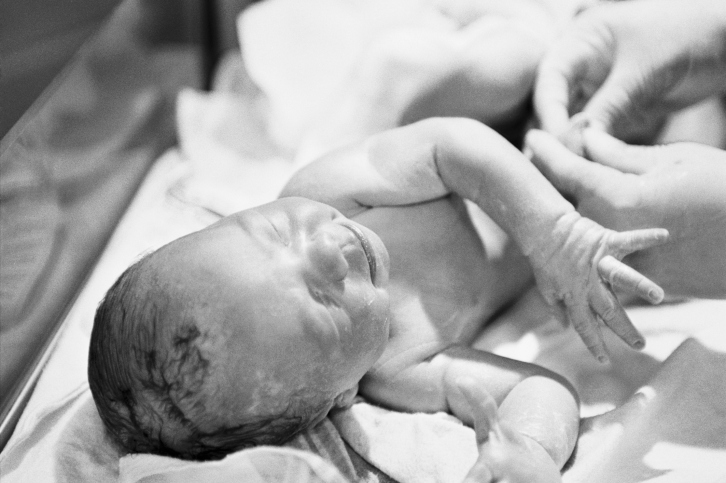 Italiana costretta a un parto cesareo in Gran Bretagna: i servizi sociali le tolgono la bambina