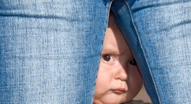 Bambini giocano nascondino foto divertenti