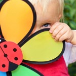 Bambini giocano nascondino foto divertenti