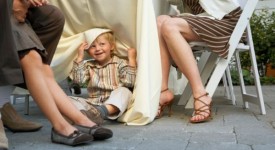 Bambini giocano nascondino foto divertenti