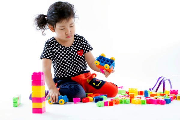 bambina gioca con lego