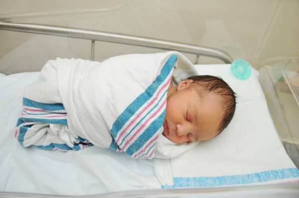 Puglia, scambio di neonati all'ospedale. I genitori se ne accorgono solo a casa al cambio del pannolino