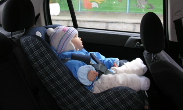Genitori imprudenti in auto: troppi bambini vittime di incidenti