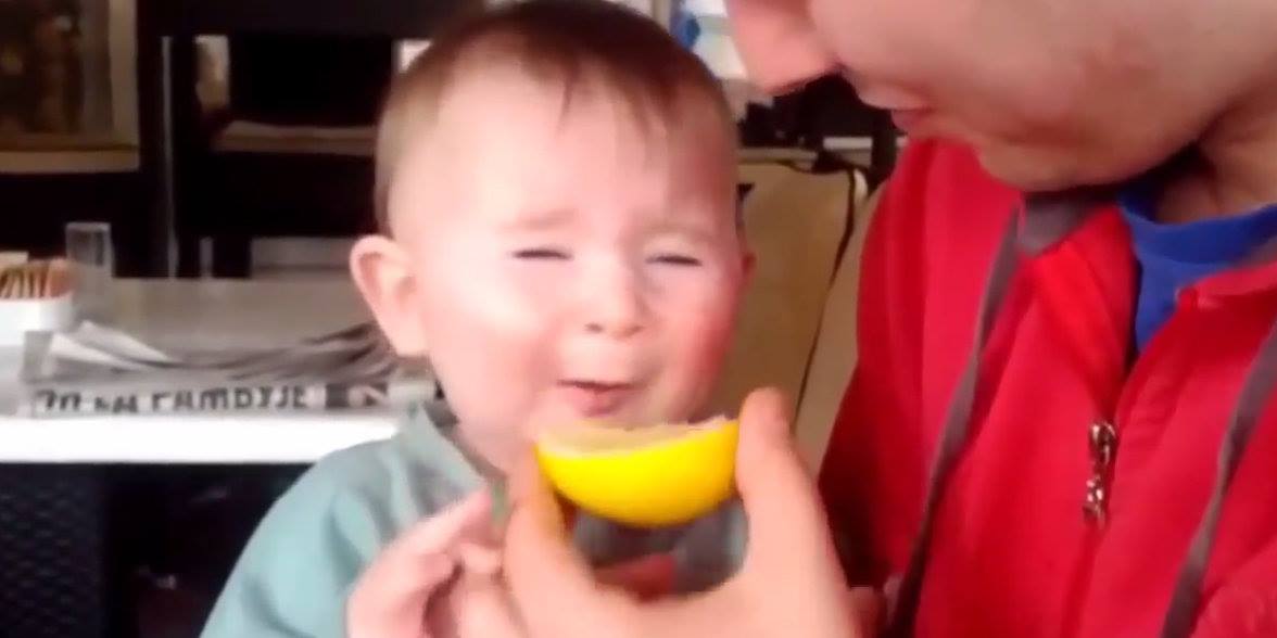 Bambini che mangiano limone prima volta video
