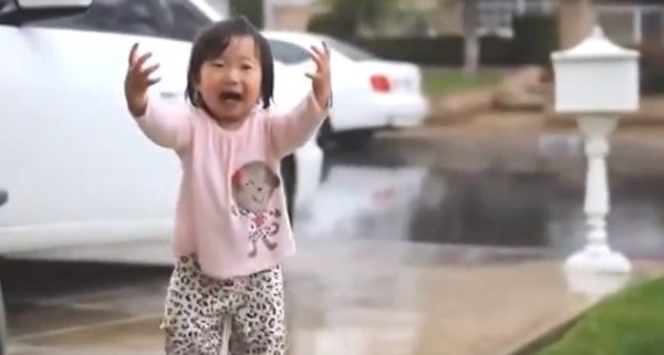 bambina scopre la pioggia