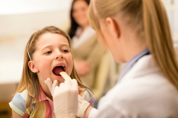 Tonsilliti nei bambini, come si curano e quando è necessario l'intervento chirurgico