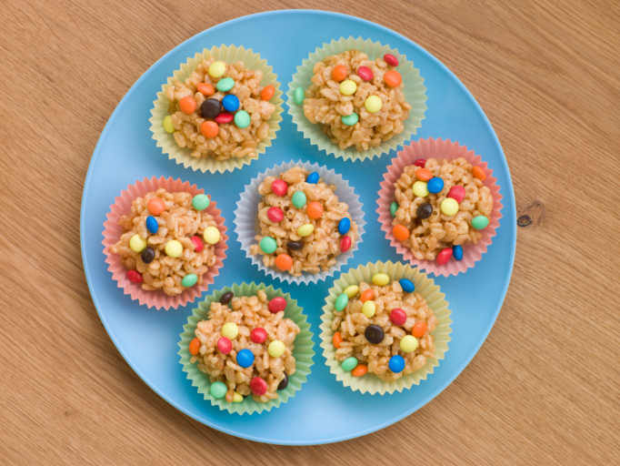 Dolcetti di riso soffiato e smarties per bambini