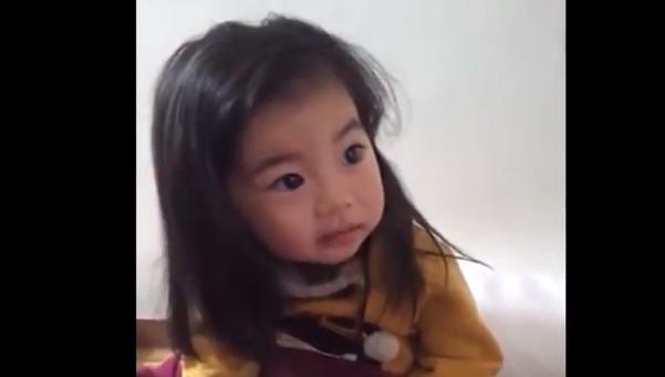 Il video della bambina coreana che impara a non accettare offerte dagli sconosciuti