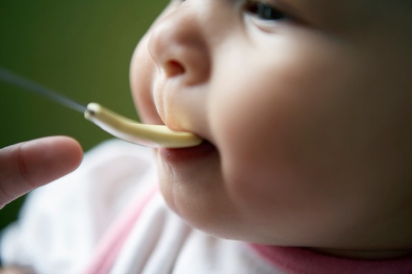 Svezzamento, come abituare il bambino a mangiare dal cucchiaino