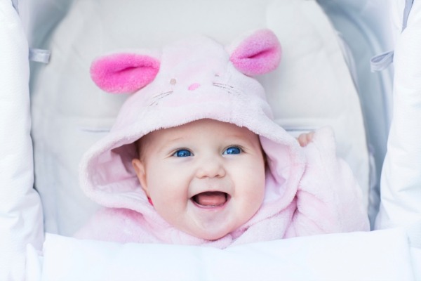 I neonati sorridono già a 2 mesi: i maschietti sono più socievoli