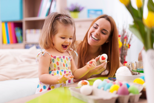 Caccia alle uova con i bambini