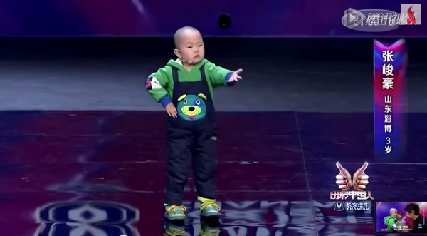 bambino cinese balla