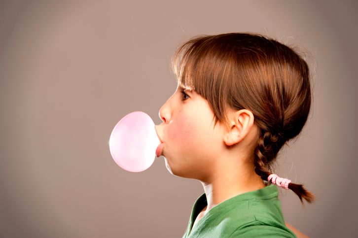 Gomme da masticare ai bambini: fanno male?