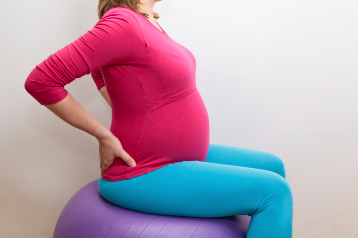 Mal di schiena in gravidanza, cosa fare 