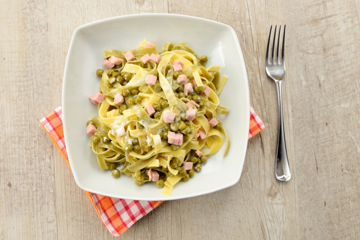 Pasta con piselli e prosciutto per bambini