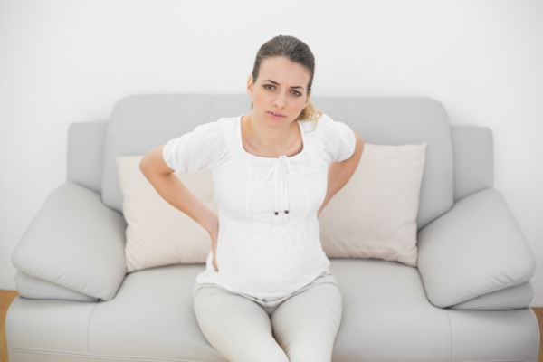 Mal di schiena in gravidanza, come prevenire e curare i dolori